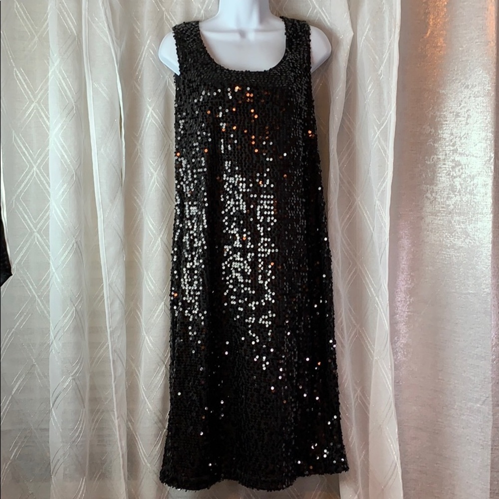 Sleevless holiday black midi sequin dress